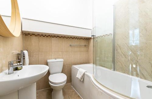 Junction Apartment | Contemporary Archway Retreat Near Tube