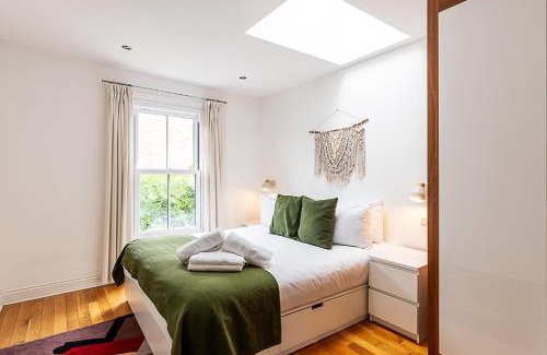 Junction Apartment | Contemporary Archway Retreat Near Tube