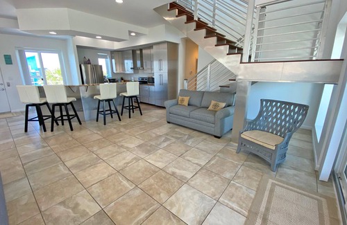 Pensacola Beach House | Contemporary Beach House Pet friendly, Veterans 10% . Nov. & Dec. available