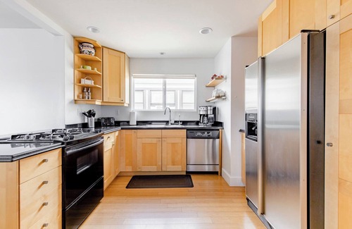 West Newport House | Contemporary Beach Getaway - For Work or Play!