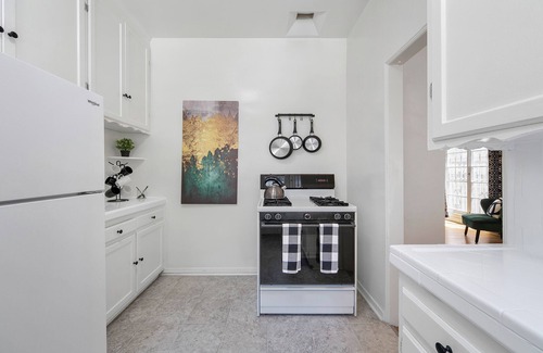 Beverly Grove Apartment | Contemporary Beverly Hills Gem with parking!