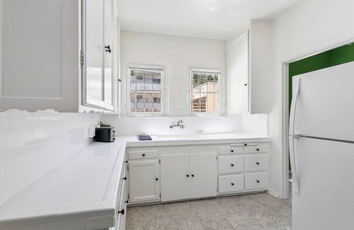 Beverly Grove Apartment | Contemporary Beverly Hills Gem with parking!