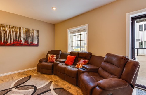 Moab South Valley House | Contemporary & Bright Home with WiFi & Private Garage