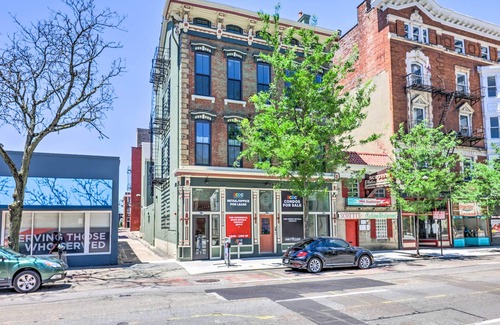 Central Business District Apartment | Contemporary Cincinnati Condo - Pets Allowed!