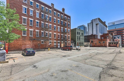 Central Business District Apartment | Contemporary Cincinnati Condo - Pets Allowed!