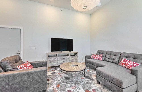 Central Business District Apartment | Contemporary Cincinnati Condo - Pets Allowed!