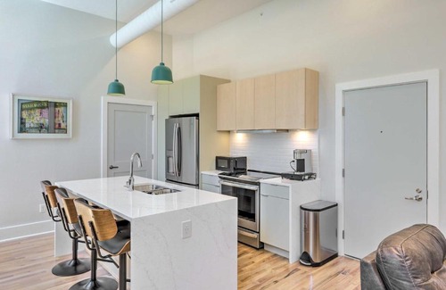 Central Business District Apartment | Contemporary Cincinnati Condo - Pets Allowed!