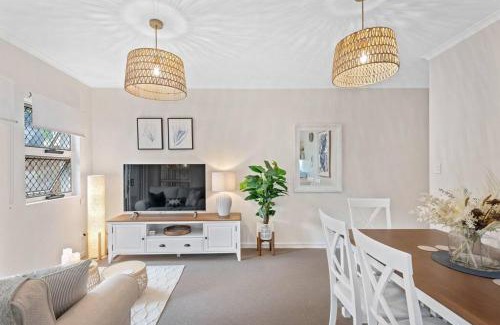 Morningside Apartment | Contemporary Comfy ~ 2Bed/2Bath/1Car ~ Hawthorne
