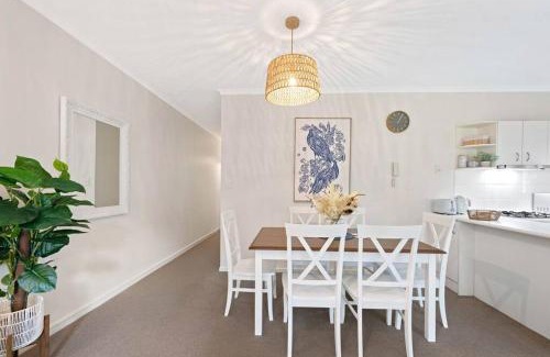 Morningside Apartment | Contemporary Comfy ~ 2Bed/2Bath/1Car ~ Hawthorne