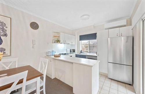 Morningside Apartment | Contemporary Comfy ~ 2Bed/2Bath/1Car ~ Hawthorne