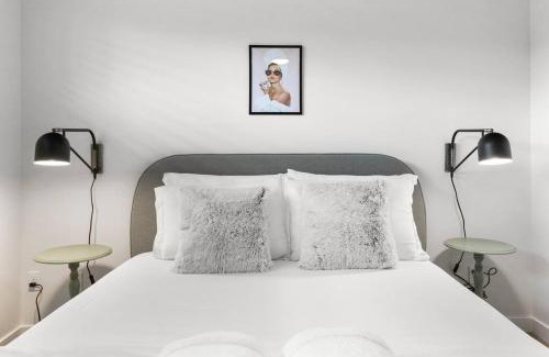 Camelback East Apartment | Contemporary Condo in Central Biltmore