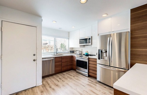Carpinteria Condo | Contemporary Condo | Mountain Views & Balcony | 1 Block to Beach