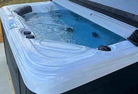 Dry Ridge House | Contemporary Cottage - Hot Tub Near Ark