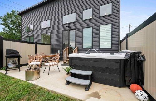 Dry Ridge House | Contemporary Cottage - Hot Tub Near Ark