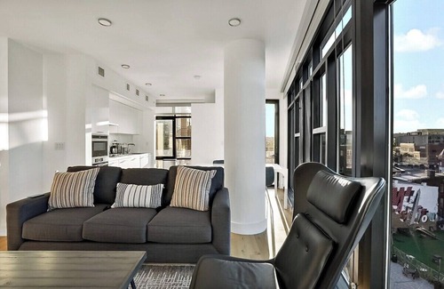 Le Droit Park Bed & Breakfast | Contemporary | Downtown | Views | Luxury
