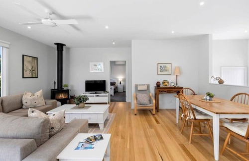 Queenscliff House | Contemporary Edgewater Oasis Short Walk to Beach