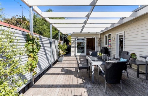 Queenscliff House | Contemporary Edgewater Oasis Short Walk to Beach