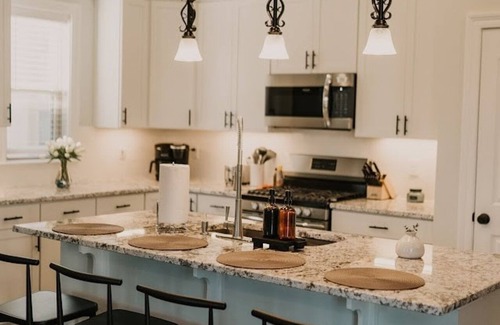 Lake Charles House | Contemporary| Fast Wifi| Comfortable
