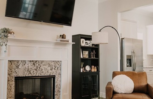 Lake Charles House | Contemporary| Fast Wifi| Comfortable