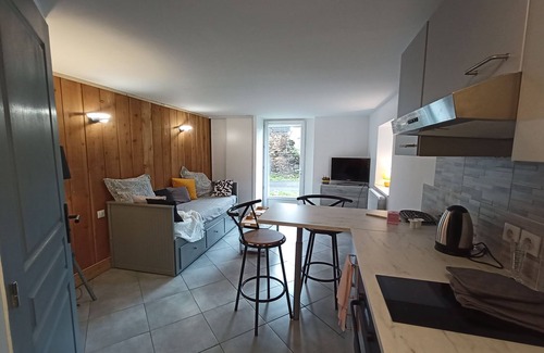 Saint-Pierre-Roche Apartment | Contemporary country studio with access to garden. Ideal for 2 people