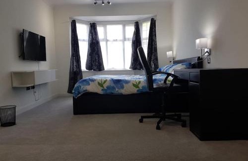 Hillingdon Apartment | Contemporary ground flr maisonette- Entire place