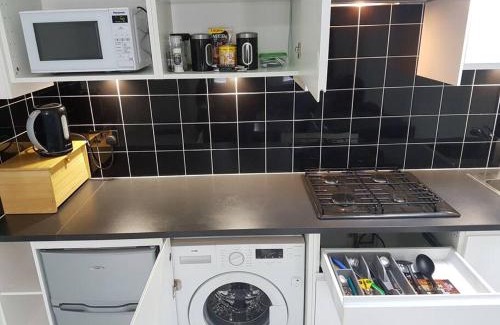 Hillingdon Apartment | Contemporary ground flr maisonette- Entire place
