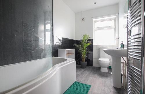 Easton House | Contemporary Home in Friendly Easton, Free Parking