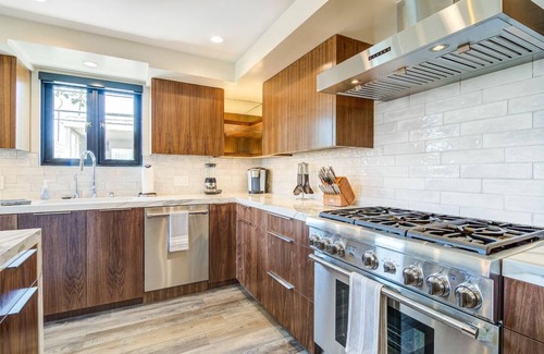 Balboa Peninsula House | Contemporary home close to bay + beach