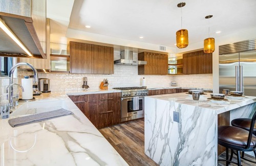 Balboa Peninsula House | Contemporary home close to bay + beach