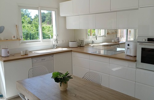 Saint-Zacharie House | Contemporary house with swimming pool, jacuzzi, summer kitchen and cicada song.