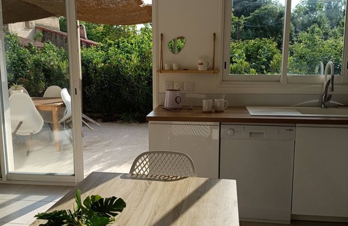 Saint-Zacharie House | Contemporary house with swimming pool, jacuzzi, summer kitchen and cicada song.