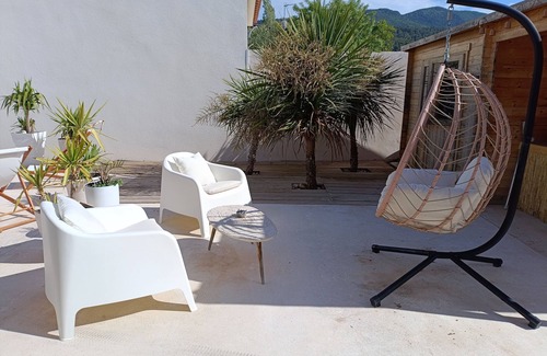 Saint-Zacharie House | Contemporary house with swimming pool, jacuzzi, summer kitchen and cicada song.