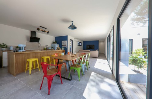 Aigues-Mortes House | Contemporary house with heated pool in a magnificent pine forest