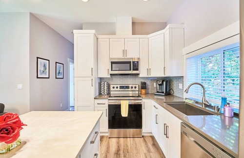 Kirkland Apartment | Contemporary house Kirkland Guest House