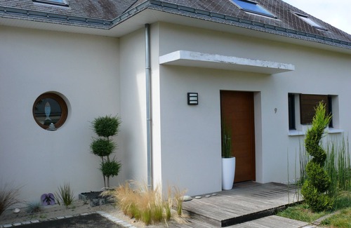 Surzur House | Contemporary house with garden and heated pool