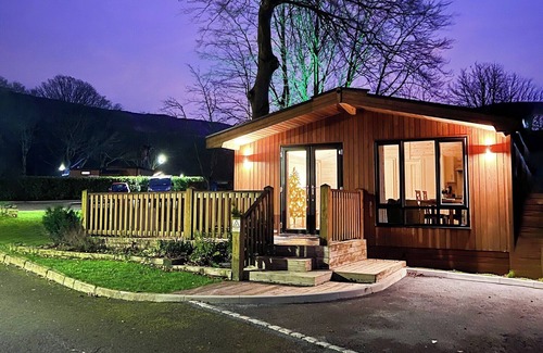 Saddleworth Ski Chalet | Contemporary lodge with one master double with flatscreen TV and en suite shower/W.