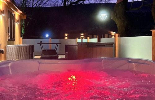 Saddleworth Ski Chalet | Contemporary lodge with one master double with flatscreen TV and en suite shower/W.