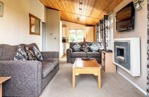 Diss Ski Chalet | Contemporary luxury lodge with luxurious king-size bed.