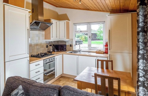 Diss Ski Chalet | Contemporary luxury lodge with luxurious king-size bed.