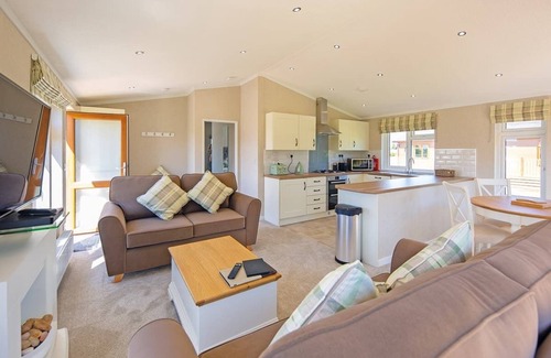 Diss Ski Chalet | Contemporary luxury lodge with luxurious king-size bed.