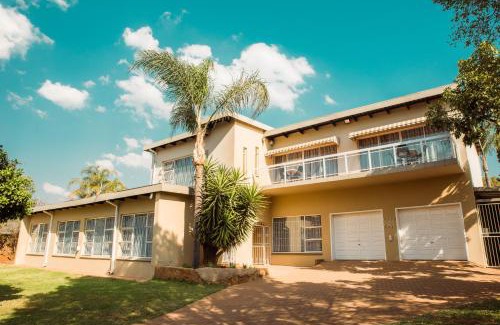 Waterkloof Glen Villa | Contemporary Menlyn Maine Villa @ 201 J