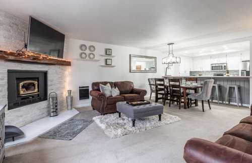 Mammoth Lakes Condo | Contemporary Mountain condo with WiFi, beautiful views and resort amenities