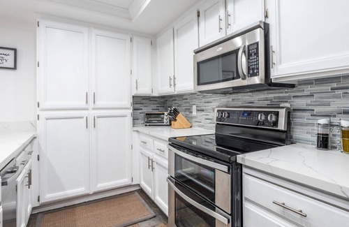 Mammoth Lakes Condo | Contemporary Mountain condo with WiFi, beautiful views and resort amenities