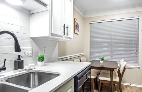 Brentwood Apartment | Contemporary One Bedroom One Bath with Pool Acces