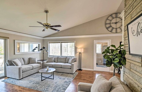 Sister Bay House | Contemporary Retreat w/ Patio ~ 1 Mi to Beach