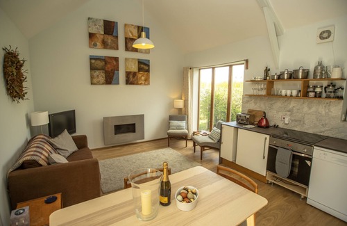 Chipping Norton Cabin | Contemporary rural cabin in the Cotswolds