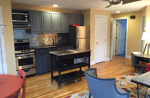 Dedham Apartment | Contemporary Style And Comfort Convenient To Boston And Route 128