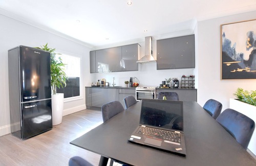 Bishop's House | Contemporary Townhouse close to the Southbank & City Centre