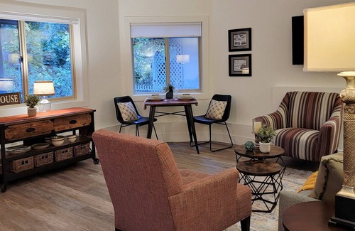 Sudden Valley House | Contemporary Two Bedroom Suite. Walk to Lake Beaches & Trails! Mountain Biking!