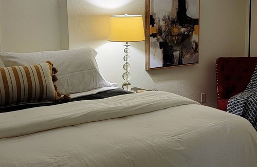 Sudden Valley House | Contemporary Two Bedroom Suite. Walk to Lake Beaches & Trails! Mountain Biking!